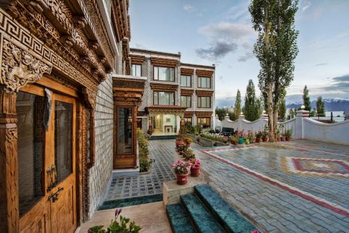 Leh Hotel | The Sera Courtyard