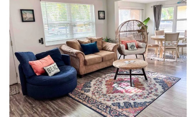 Bayou Oaks House | The Shandy House~Cheerful 3-bedroom Sarasota home