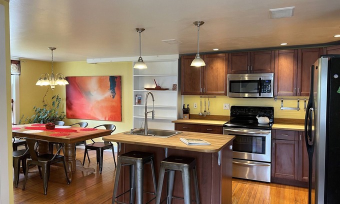 Milford House | The Shire - Charming home, 5 minutes to Dreams Park, walk to park, brewery, deli