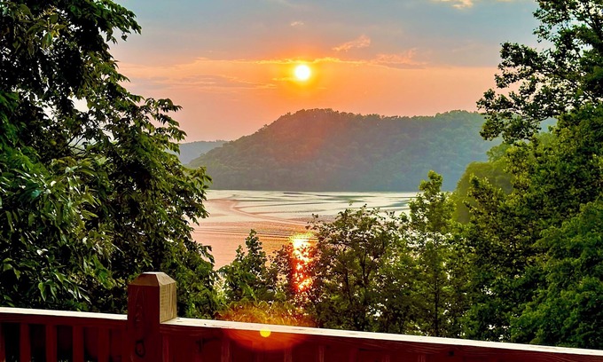 Sparta House | The Shoreline Lake House on Center Hill Lake! CHL's Waterfront Rental!