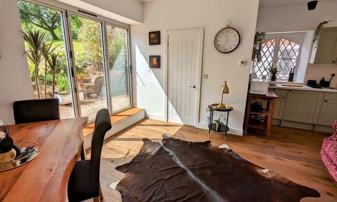 Llandenny Apartment | The Snug at Cefn Tilla Court