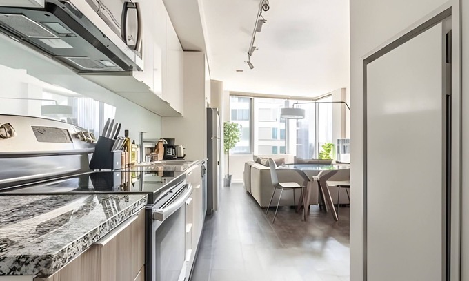West Bellevue Apartment | The Sophari 1BR Experience:Modern Living|Pool+Gym