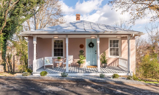 Staunton Cottage | "The Sparrow" at Historic Downtown Staunton