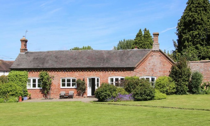 Eaton Mascott House | The Stables