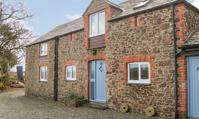 Holsworthy Cottage | THE STABLES, pet friendly, with pool in Holsworthy