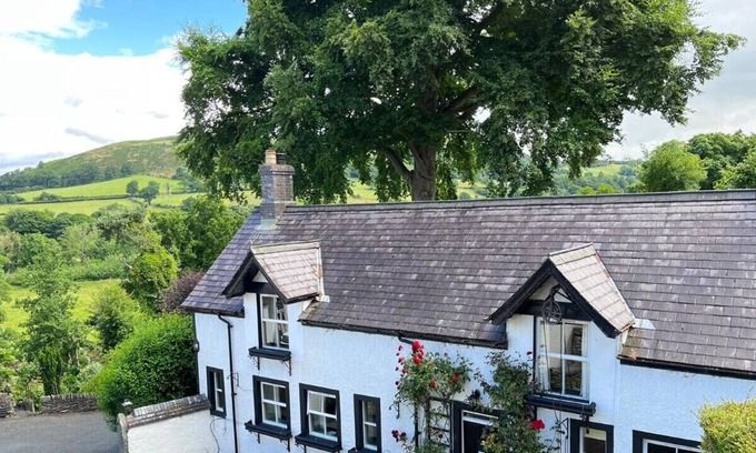 Corwen House | The Stables - Two Bedroom House, Sleeps 5