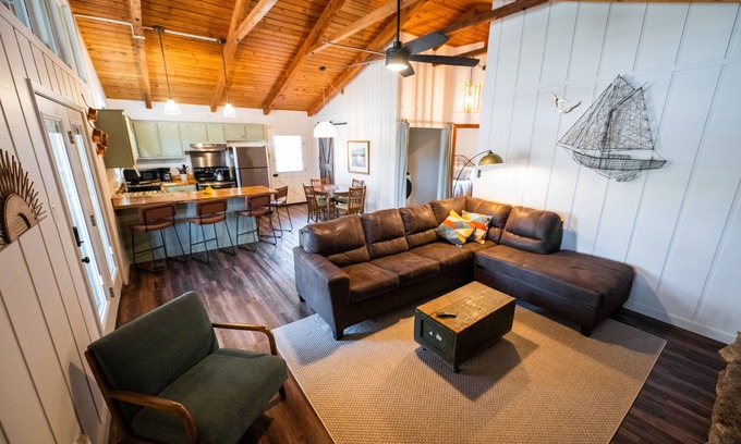 Higden House | “The Sugarloaf Mountain Cabin” A Charming Lakefront Escape!
