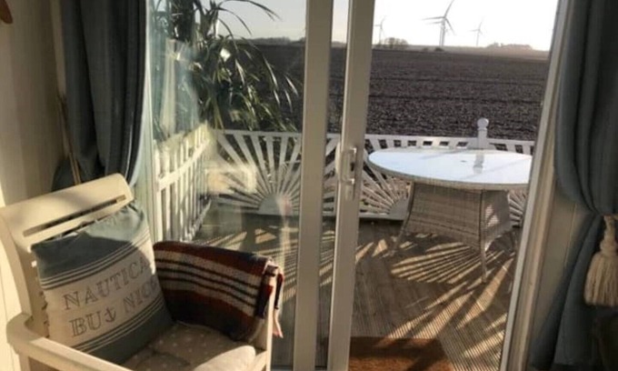 Bridlington Ski Chalet | The Sun Trap Chalet @ Bridlington's Bed & Bowl Beach Breaks
