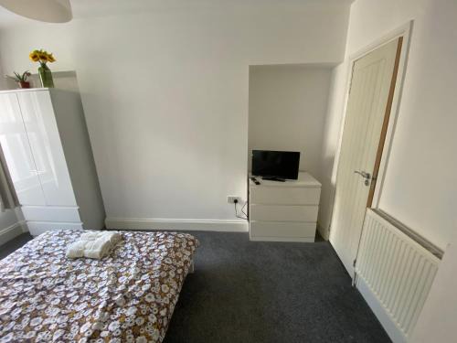 Stoke House | The Sunflower En-suite Room