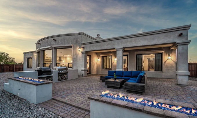 Tortolita House | The Sunkist Estate! Dedicated Game room, Huge backyard and room for 11!