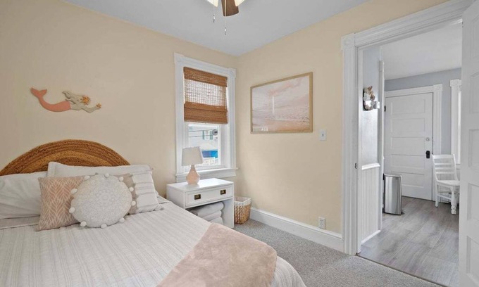 Bristol Apartment | The Surf Shack- adorable 2 BR walk to waterfrontnn