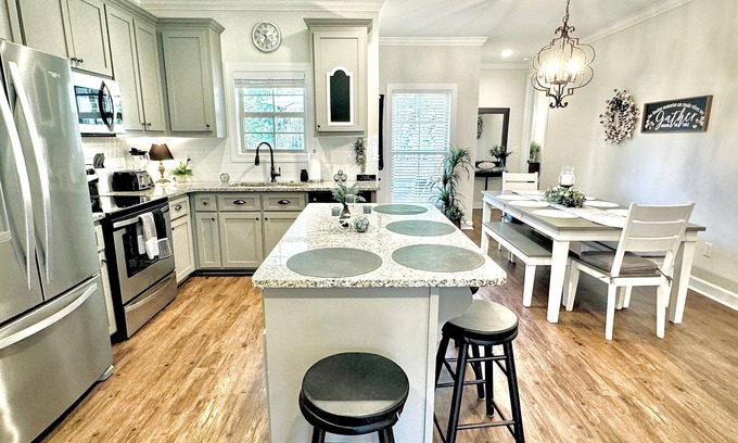 Oxford House | The Sweet Magnolia 4BR Deluxe by Velvet Ditch Villas
