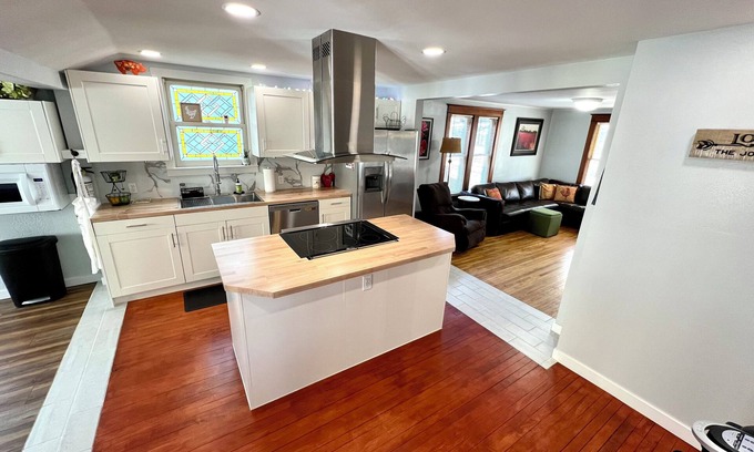 Red Wing House | The Tangerine Terrace - Charming 4-bedroom house in Red Wing with two king beds