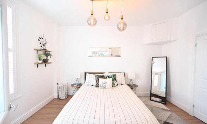 City Centre House | The Teapot Cottage in Town Centre FREE Parking