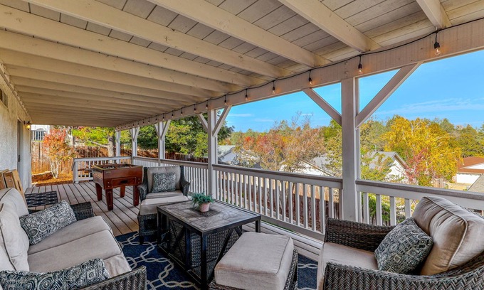 Redding House | The Trailhouse Covered Deck🏖Views🌄 Foosball⚽️