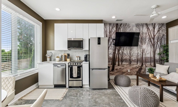 Whitebridge Apartment | The Treehouse- Stylish West Nashville Studio Condo, Best Rates in Music City!