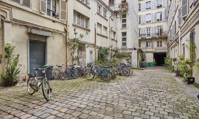 Porte-Saint-Martin Apartment | The Upper Marais Superb Apartment for 8 People