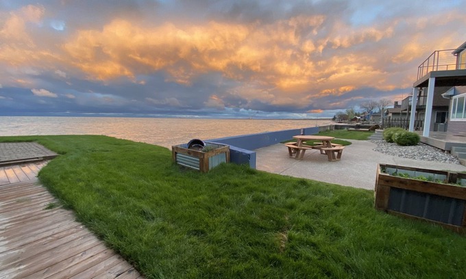 Bay City Apartment | ~The UpSiDe DoWN PaRRoT~Swim Fish Relax ON LakeHURON! ~Killarney Beach *Bay City