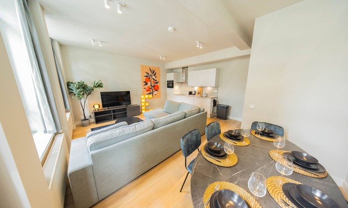 Stadsdriehoek Villa | The Urban Riviera 3BDR Apartment JUF