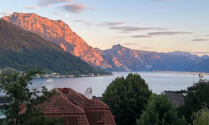 Gmunden Apartment | The View of Austria!