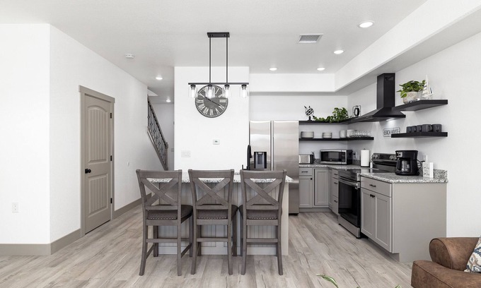 Stockton House | The Voyager at Lake Town Estates. 10 minutes from Stockton Lake!