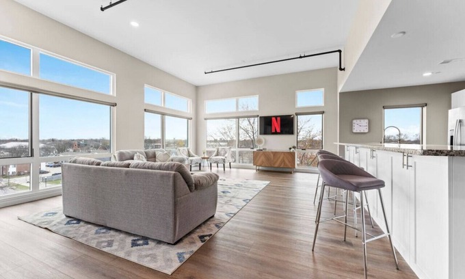 Wyandotte Apartment | The W Loft Penthouse with Pool Gym 2 Balconies