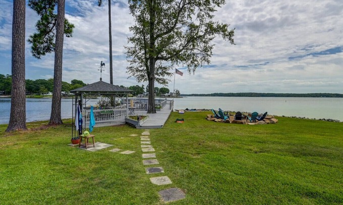 Prosperity House | The Water’s Edge | Sleeps 8 | Incredible Views