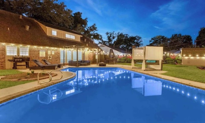 Sharpstown House | The Whimsy Retreat-amazing pool-5Brs-houston prime location Beltway 8 & US 69