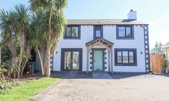Llanbedrog Cottage | THE WHITE HOUSE, pet friendly, country holiday cottage in Llanbedrog