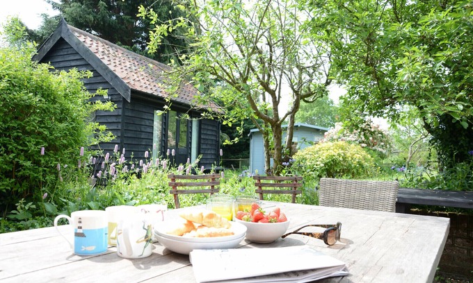 Homersfield Cottage | The White House With Studio