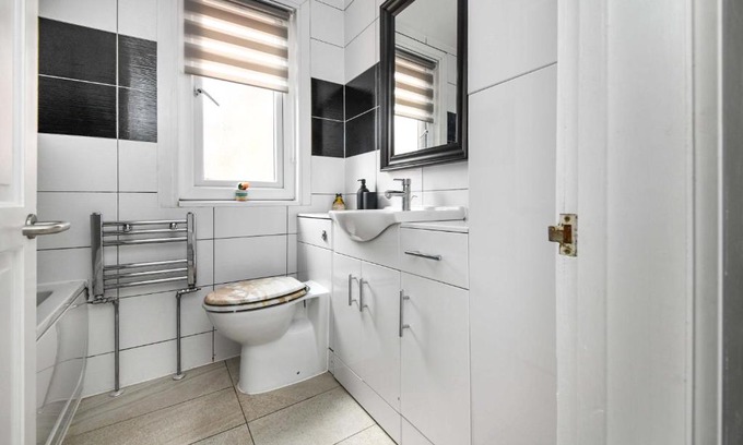 Colchester House | The White Rose Crown, Free Parking & Wifi, 10beds