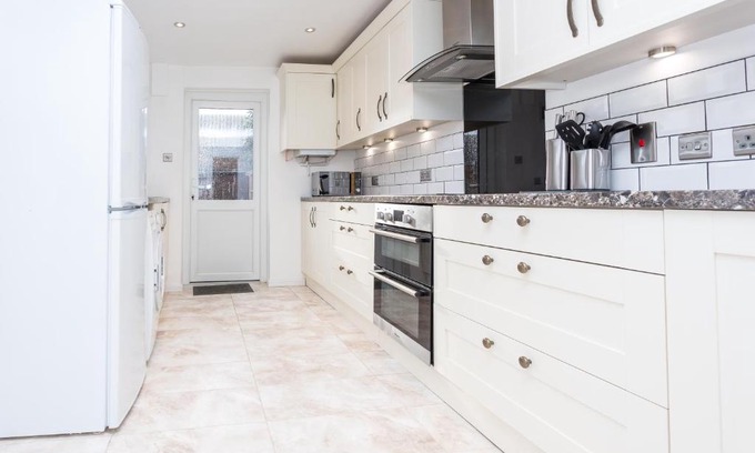 Colchester House | The White & Warm, Free Parking & Wifi, 8 beds