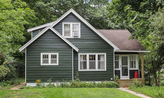 Macatawa Ski Chalet | The Whitman Cottage - Quaint Home Near Lake Macatawa
