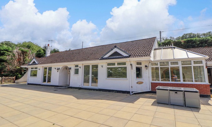 Acrefair Cottage | THE WILLOWS, pet friendly, with hot tub in Llangollen
