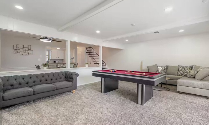 West Arlington House | The Wood & Iron/Sleeps Up to 18 Guests