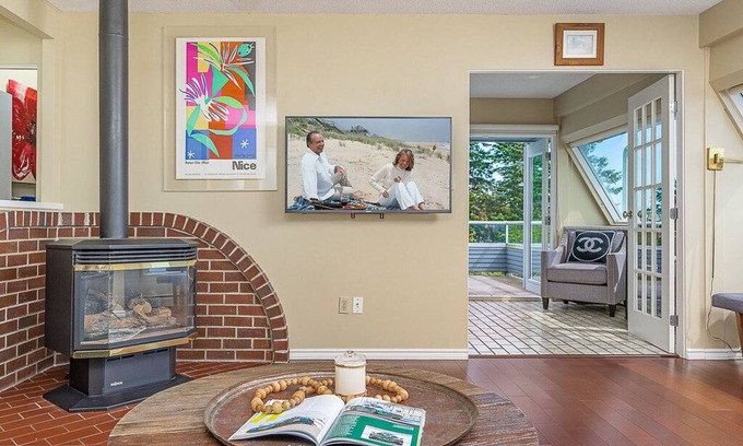 White Rock House | The Zen Den - Cozy OceanView Home yours to book!