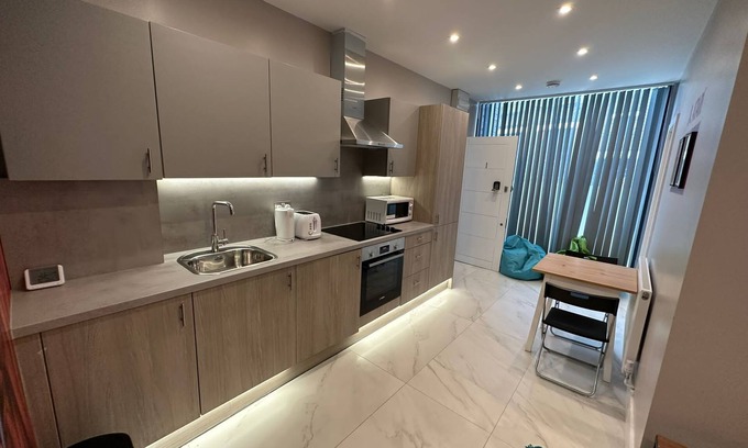 Evelyn Apartment | Themed Stunning 1-bed Apartment in London