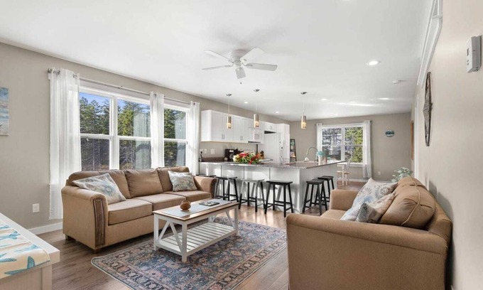 Bernard Apartment | This apartment is a 3 bedroom(s), 2 bathrooms, located in Bernard, ME.