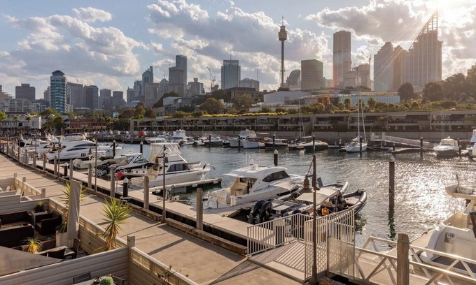 Woolloomooloo Apartment | This apartment is a 2 bedroom(s), 2 bathrooms, located in Woolloomooloo, NSW.