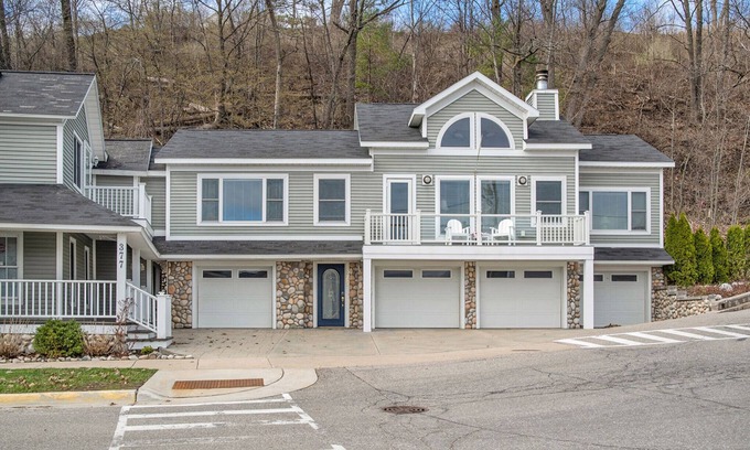 Harbor Springs Condo | This condominium is a 2 bedroom(s), 2 bathrooms, located in Harbor Springs, MI.