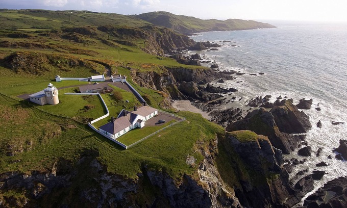 Mortehoe Cottage | This cottage is part of the Bull Point Lighthouse site, just outside the pretty village of Mortehoe.