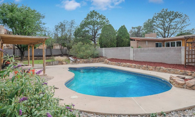 Paradise Hills Civic House | This house is a 5 bedroom(s), 3.5 bathrooms, located in Albuquerque, NM.