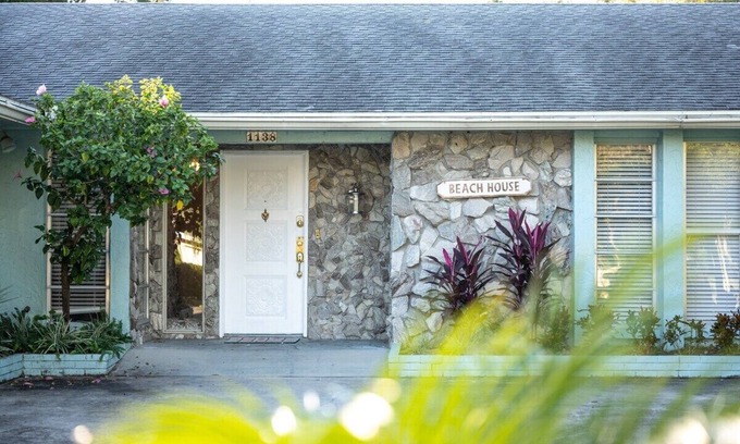Harbor Bluffs House | This house is a 7 bedroom(s), 4.5 bathrooms, located in Largo, FL.