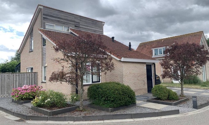 Breskens House | This spacious detached bungalow, type Schelde, for 8 persons with a spacious garden, on the water, has been completely renovated.