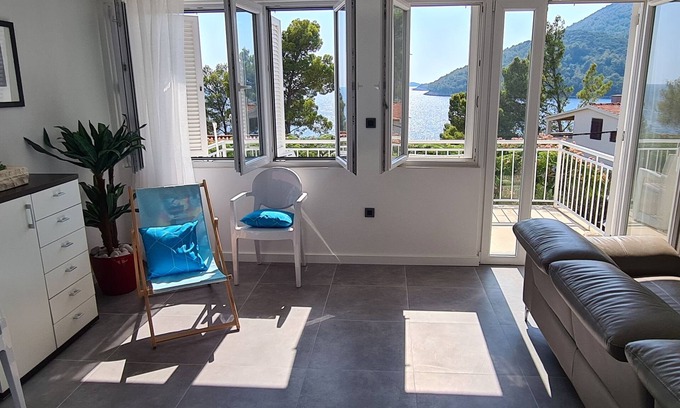 Brna Apartment | Three bedroom apartment with terrace and sea view Brna, Korčula (A-9296-a)