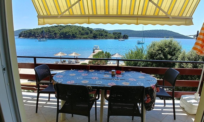 Molat Apartment | Three bedroom apartment near beach Brgulje, Molat (A-16217-a)