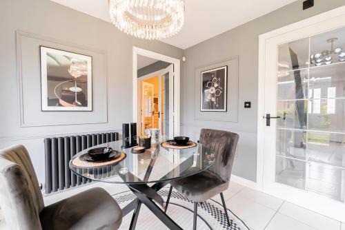 Birmingham Apartment | Three Bedroom Birmingham Stay Free Parking Perfect for Families Travellers Professionals M6