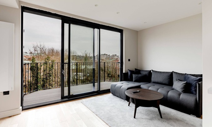 Swiss Cottage Apartment | Three Bedroom Finchley Road Central London F1