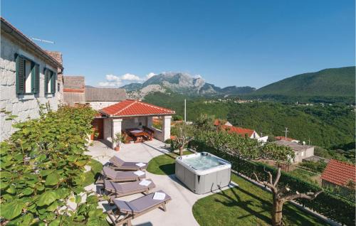 Omis House | Three-Bedroom Holiday Home In Podgrade