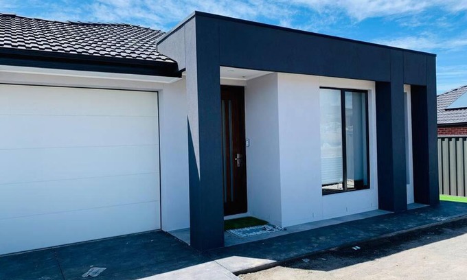 Wallan House | Three bedroom home in Wallan with Mountain view